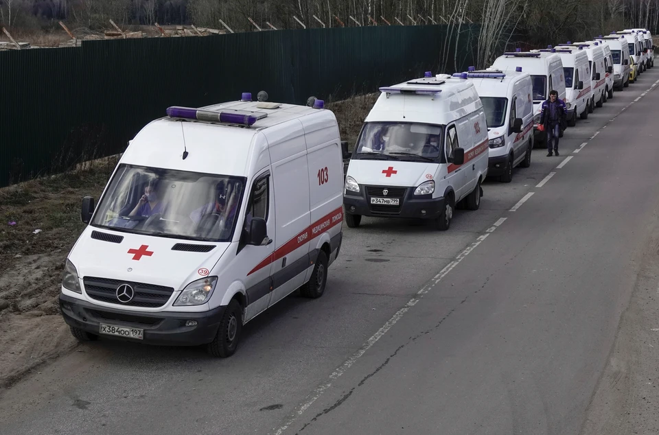 Видео, на которых десятки автомобилей скорой помощи выстроились в очередь на въезде в Федеральный клинический центр в Химках облетели социальные сети.