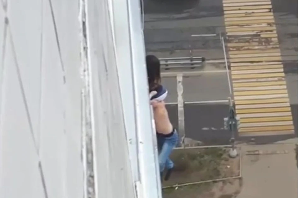 В Москве мужчина несколько минут висел на руках на окне на 15 этаже