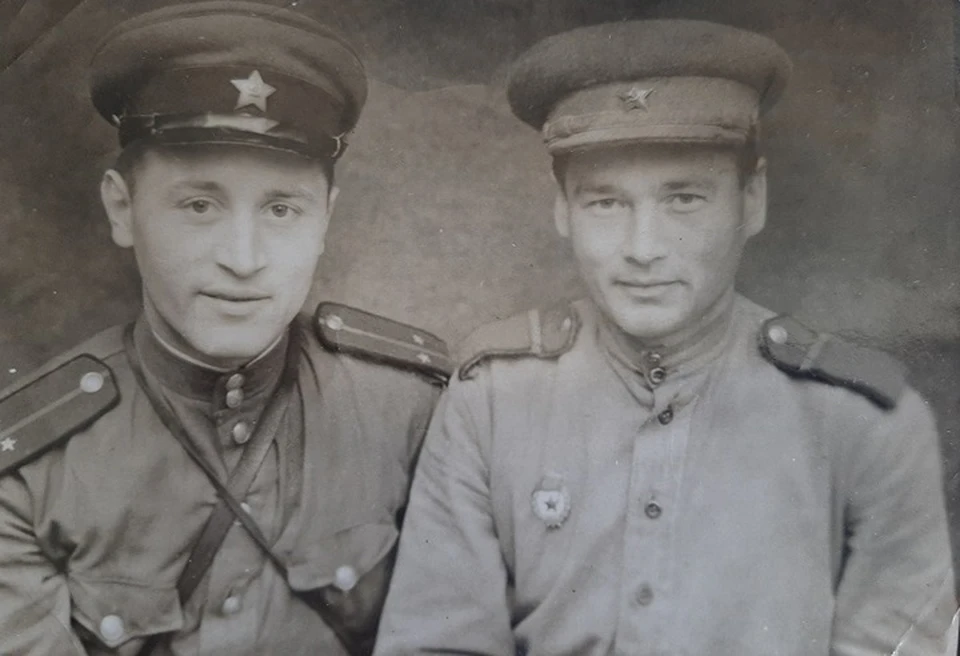 Николай Лебедев (справа) со своим фронтовым товарищем. К сожалению, фамилия этого лейтенанта неизвестна. Фото: предоставлено родственниками героя публикации