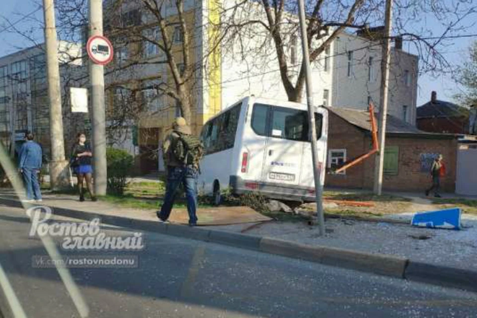 В Ростове маршрутка снесла остановку. Фото: соцсети