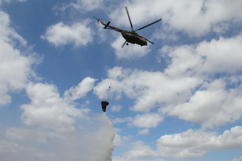 Авиаторы МЧС залили водой остров Большой Уссурийский: хабаровские спасатели готовятся к тушению пожаров при помощи вертолетов