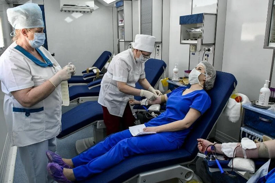 Врачи краевого онкодиспансера сдают кровь в мобильной станции Фото: kkod.ru