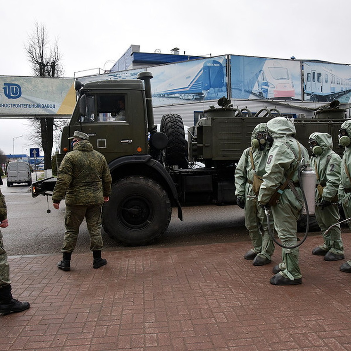 Армия против коронавируса: На Тверском вагоностроительном заводе военные  провели дезинфекцию - KP.RU