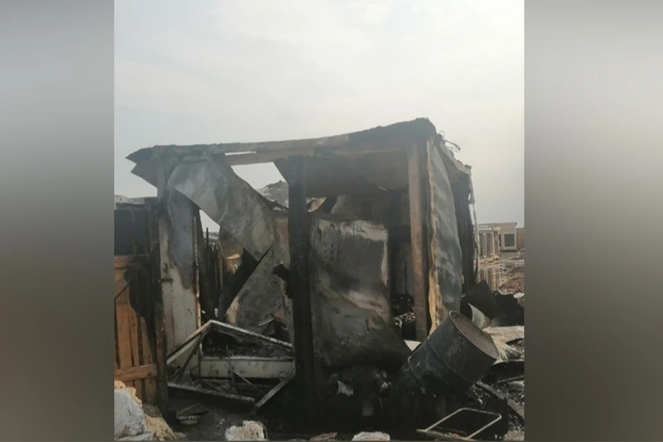 Сарай, в котором хранились запасы крупы и сухого корма, полностью сгорел. Фото: vk.com/dari_dobro_kirov