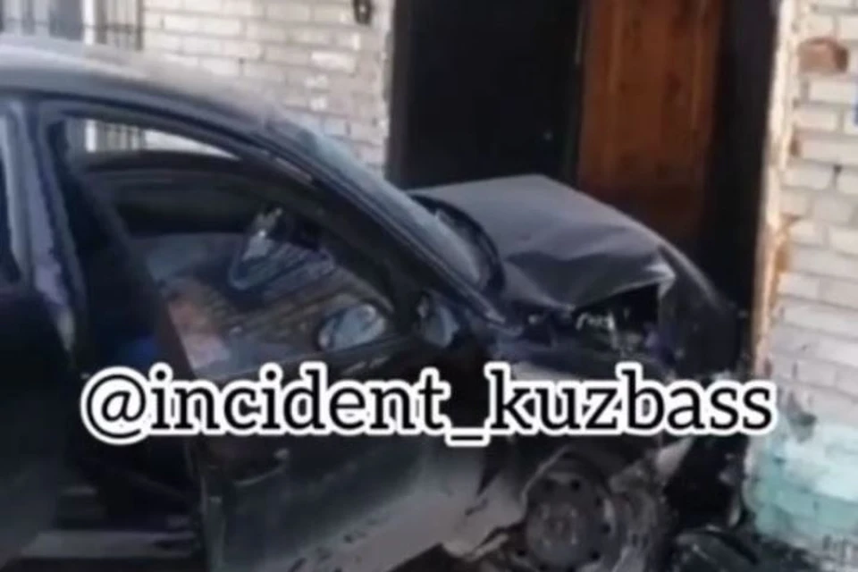 В Тайге водитель въехал в здание линейного отдела ОВД. Фото: Инцидент Кузбасс/ Instagram