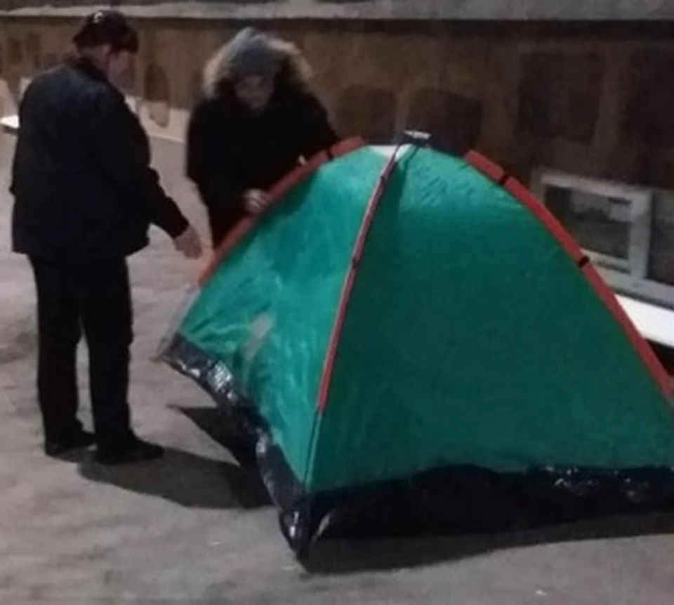 В 3 палатках жили. Китай люди живут в палатках. Полиции палатка живую живет. В палатке живет в Ярославле. Китайцы ставят палатки в квартирах.
