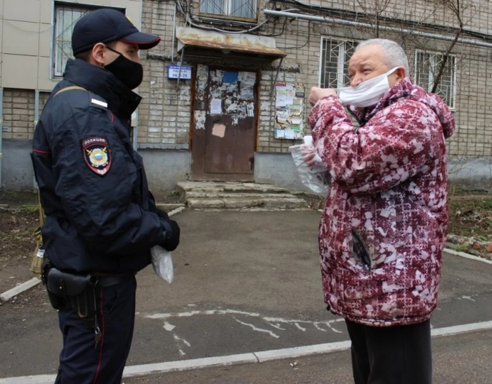 Полиция Пермь. Полиция в защитной маске. Выдавать полиции. Полицейский в маске. Оштрафованное лицо