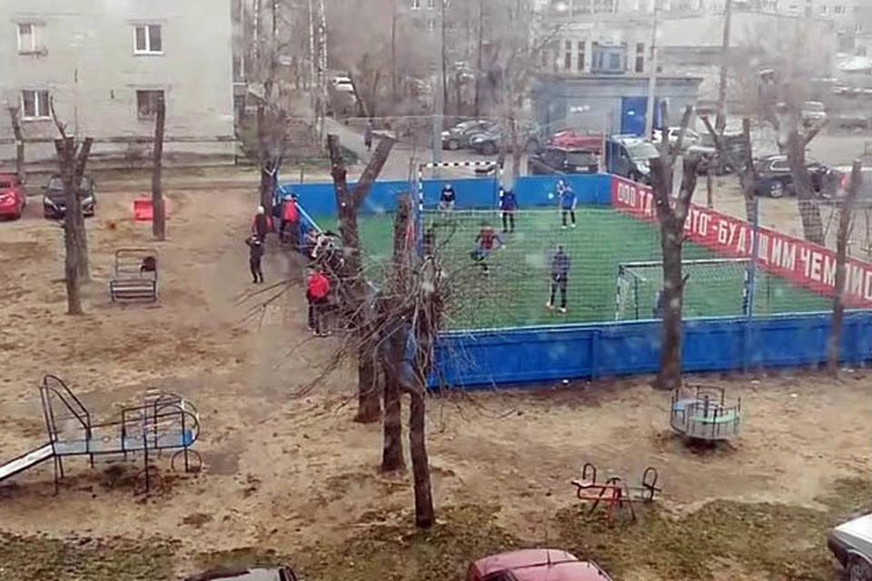 В Подмосковье соседи сдали полиции пацанов, игравших во дворе в футбол