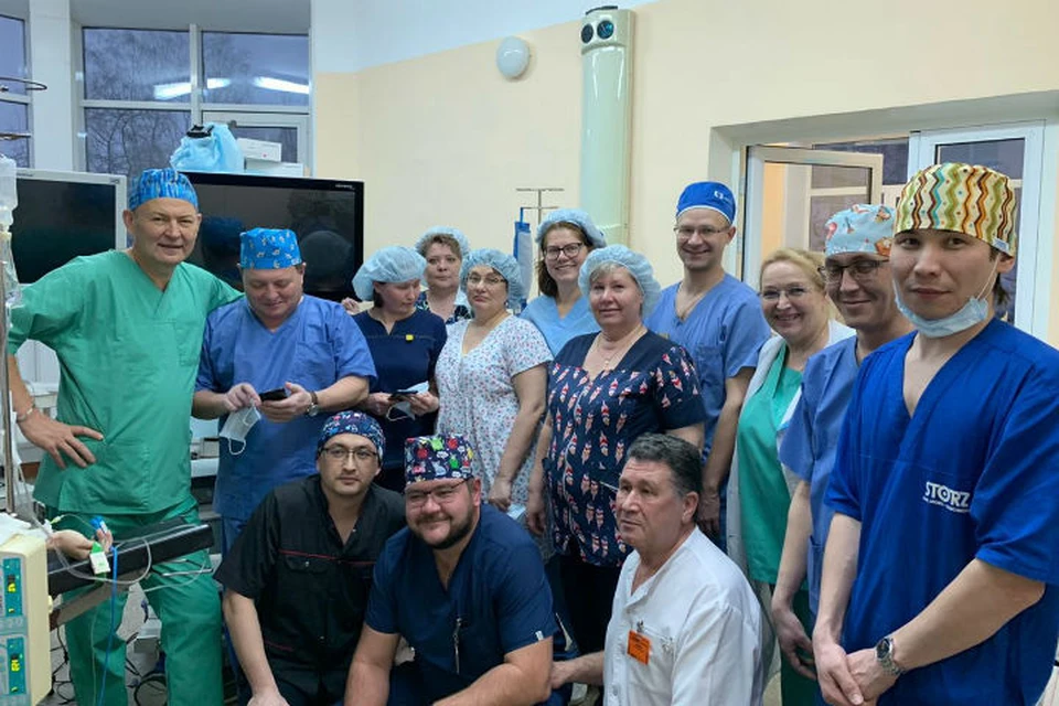 Иркутский детский хирург Юрий Козлов (крайний слева) и вся бригада врачей после операции. Фото: предоставлено Юрием Козловым