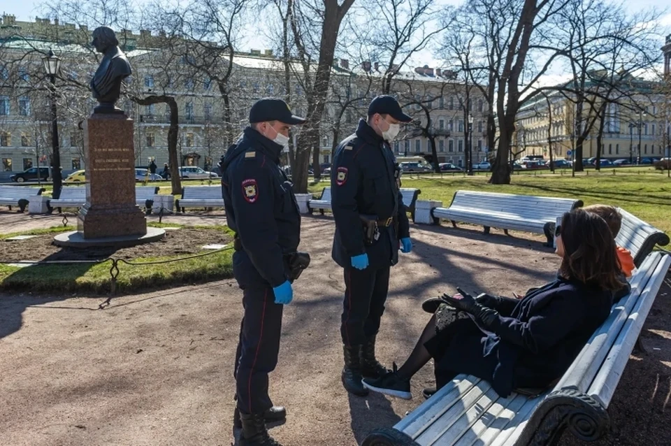 Петербуржцам, гуляющим по закрытым паркам и детским площадкам, назначают наказание в виде предупреждения.