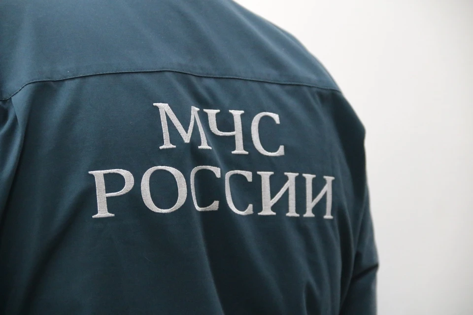 Спасатели достали женщину и отправили в больницу.