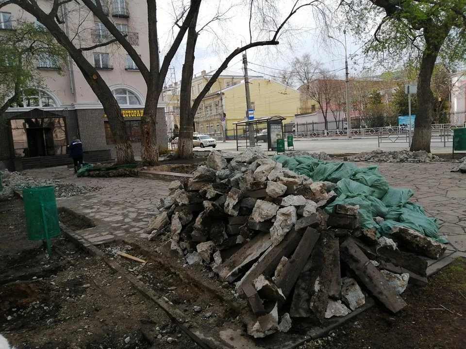 Пока все дома, в Самаре начали ломать камни и лавки в сквере "Три вяза". Фото: Неля Коржова