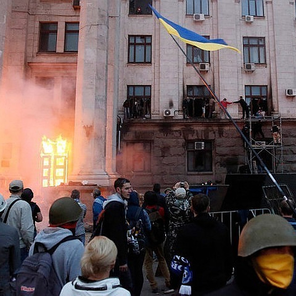 В Одессе образовалась очередь из желающих почтить память сгоревших заживо в доме  профсоюзов - KP.RU