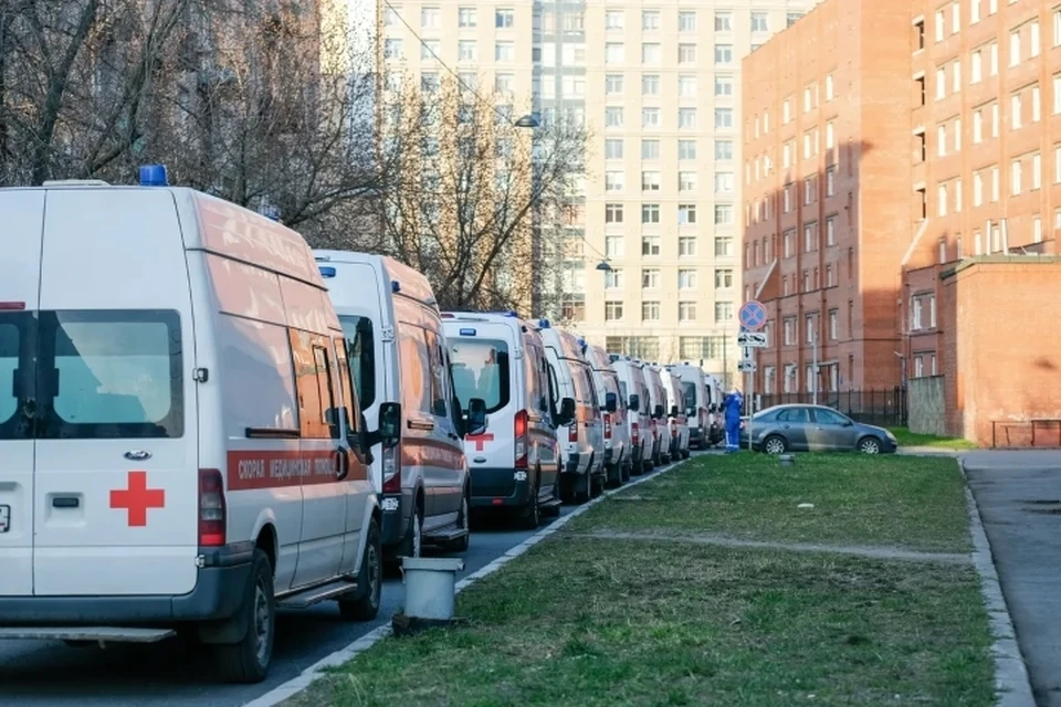 В Комздраве Петербурга объяснили наличие длинных очередей машин скорой помощи у некоторых больниц.