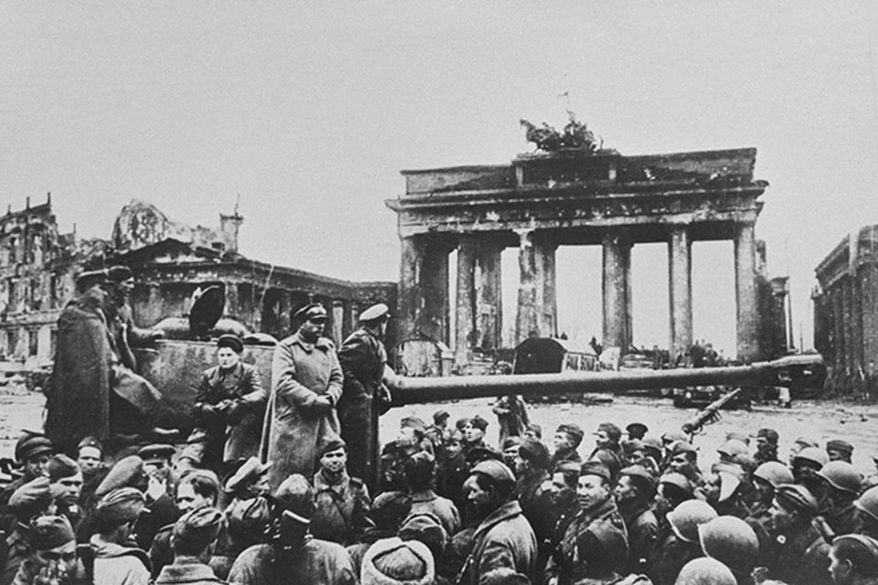Советские солдаты на митинге у Бранденбургских ворот после взятия Берлина.