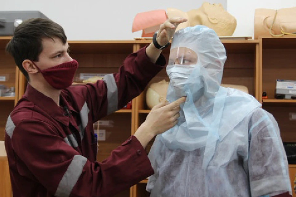В ЛНР медики «скорой помощи» облачаются в защитные костюмы. Фото: lug-info.com