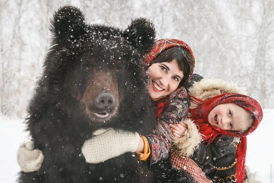 Медведи совсем ручные и ласковые. Фото: Ольга БУРМИСТРОВА.