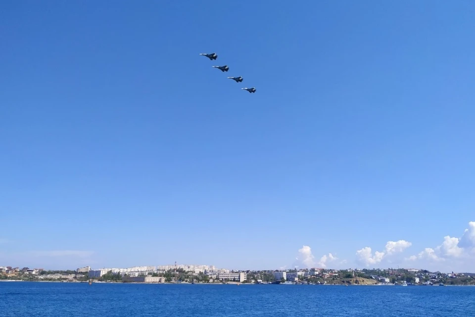 Самолеты в небе над Севастопольской бухтой