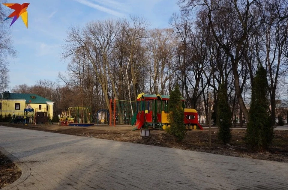 После осенне-зимнего благоустройства "Наташкин парк" остался в полуразобранном состоянии и без скамеек вовсе.