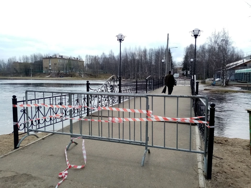Мост через реку Чибью тоже перекрыли, это, конечно же, останавливало далеко не всех, поэтому мост в итоге решили оставить открытым. Фото: соцсети.