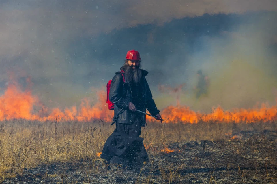 Священник вместе со своей дружиной спасает села от лесных пожаров. Фото: Агата КАРАСЕВА