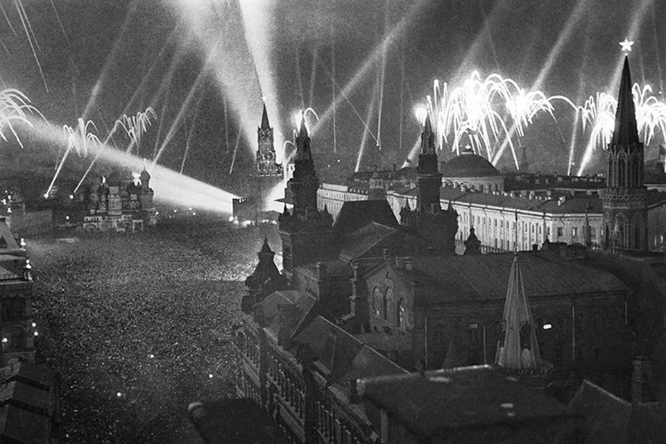 Салют на Красной площади в честь Победы Советского Союза над Германией. 9 мая 1945 года