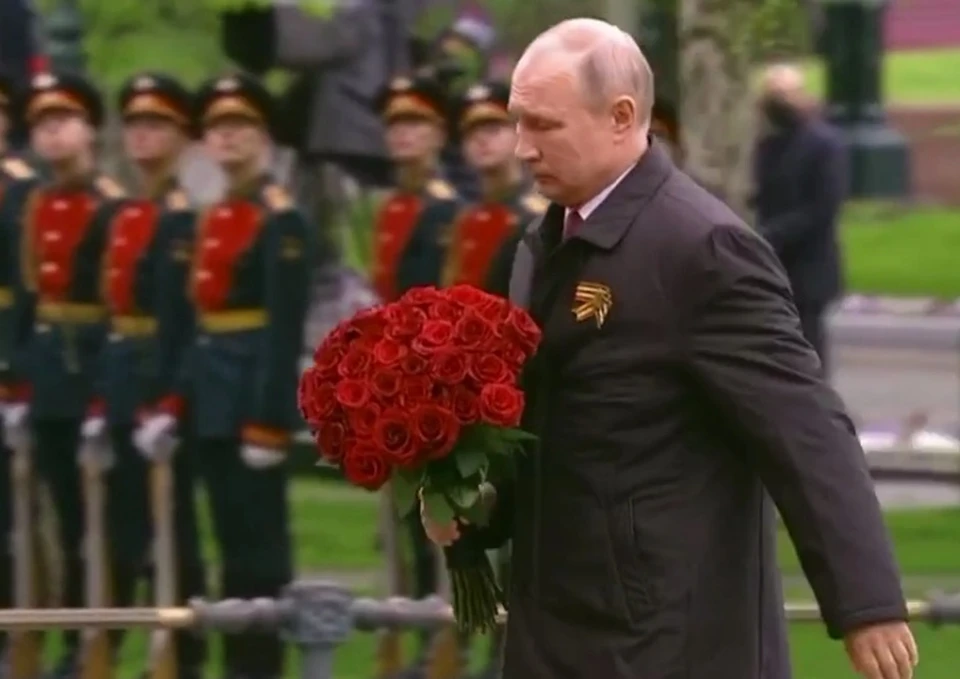 Президент возложил цветы к Вечному огню и обратился к россиянам