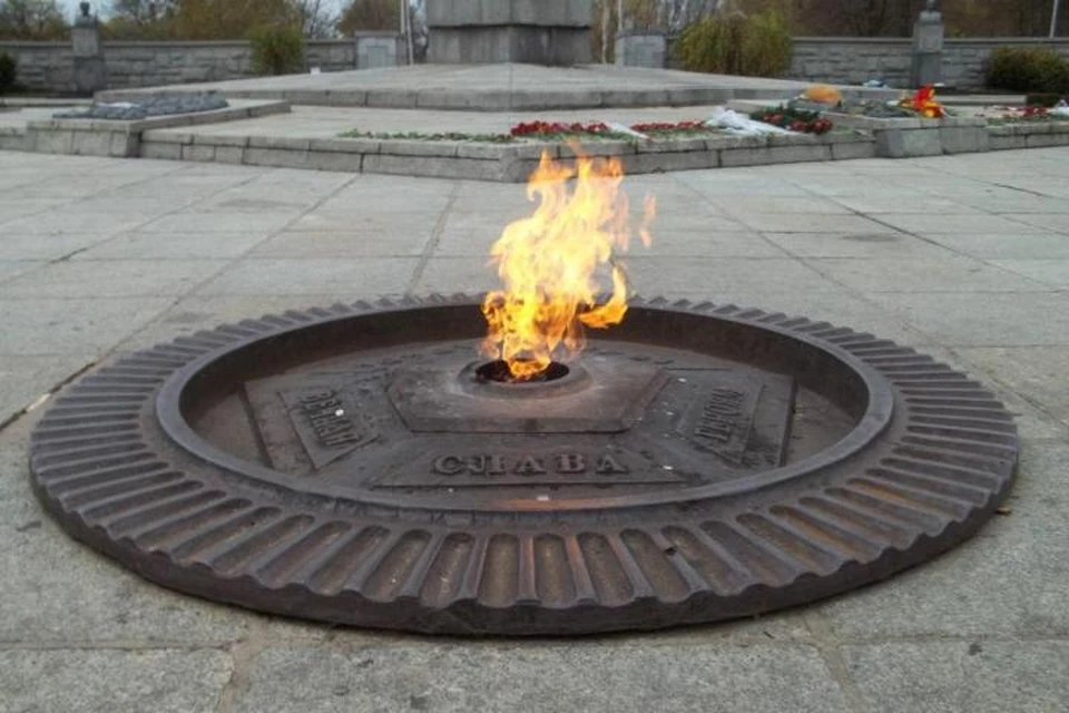 Еще 60 лет назад на мемориале 1200 гвардейцам была сделана реконструкция. И 9 мая 1960-го там зажегся Вечный огонь.