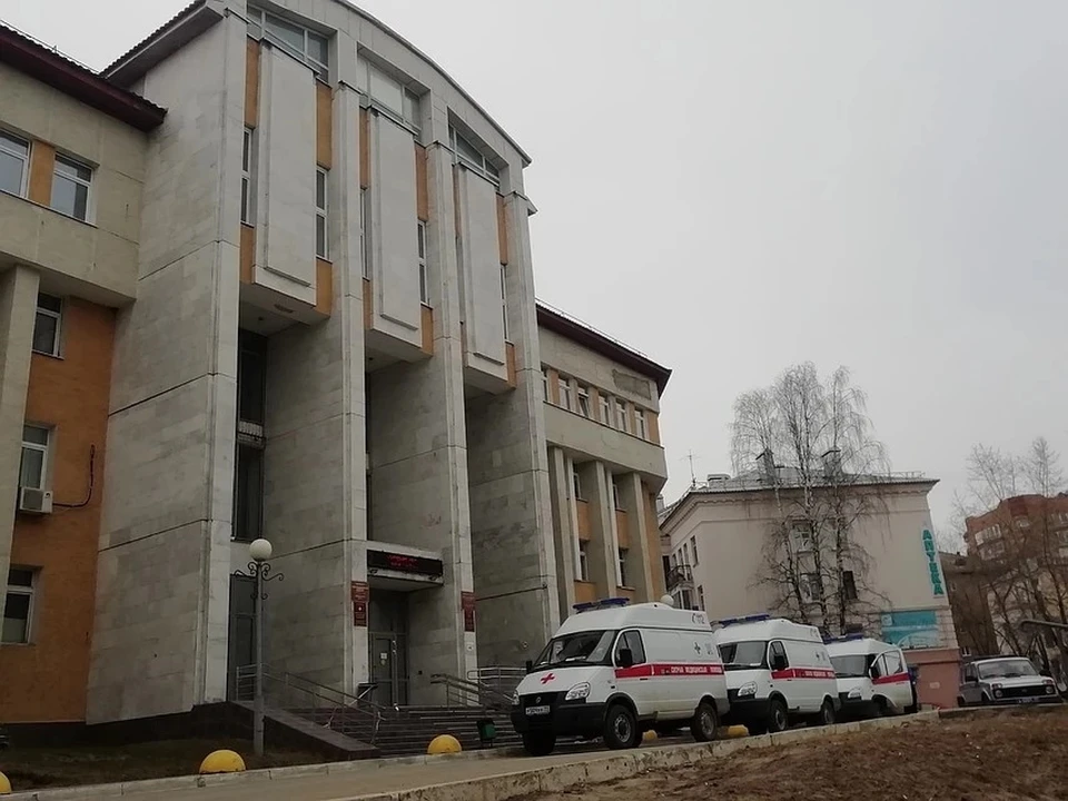 В апреле у диагностического центра каждый день стояла вереница машин скорой помощи, они везли коронасирусных больных на диагностику