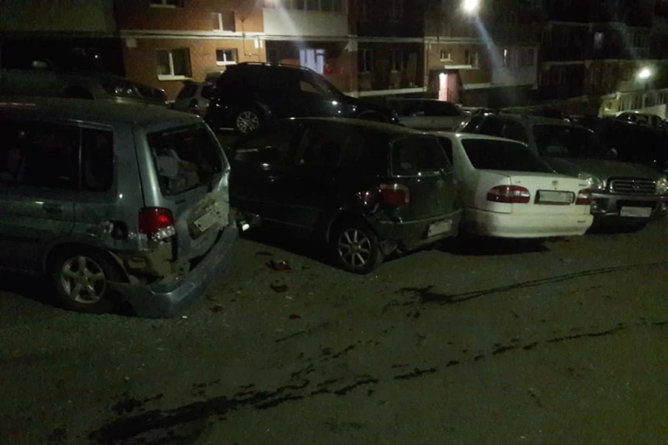 Пьяный угонщик протаранил около 10 автомобилей на парковке в Иркутске. Фото: группа "ДТП 38RUS"