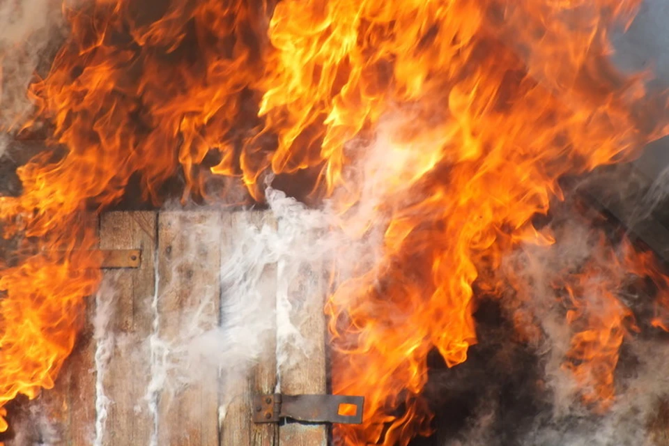 Донецкие пожарные не могут потушить дом из-за продолжающегося обстрела