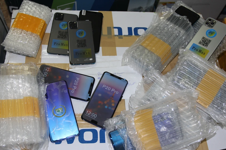 Всего в кузове грузовика были около 1800 контрафактных смартфонов ФОТО: Самарская таможня