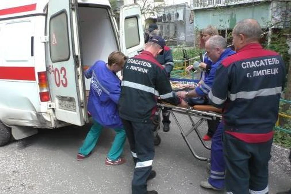 Липецкие спасатели помогли достать дальнобойщика из КамАЗа