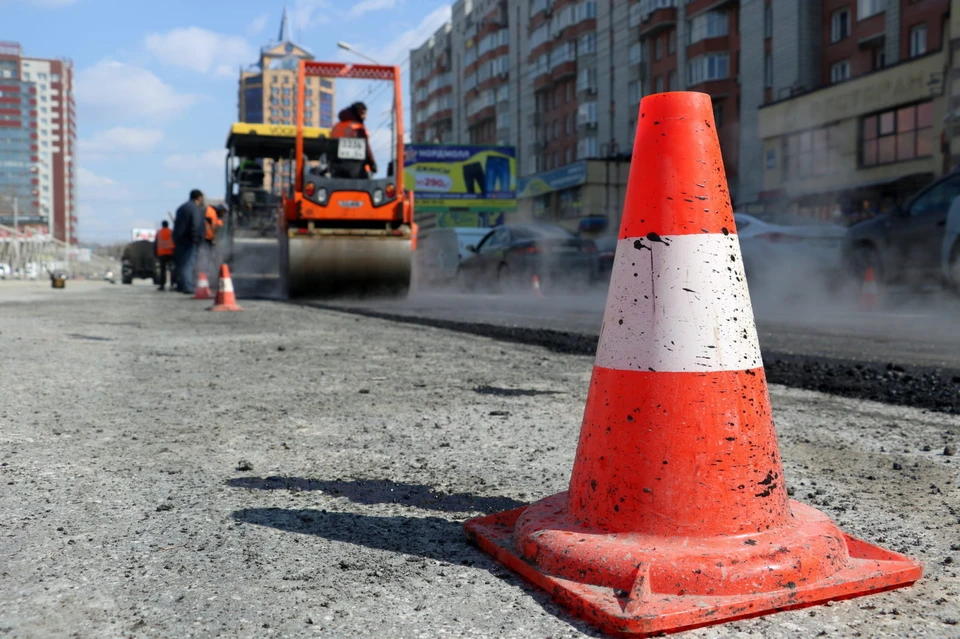 Яркие конусы на проезжей части – традиционная примета городского пейзажа.