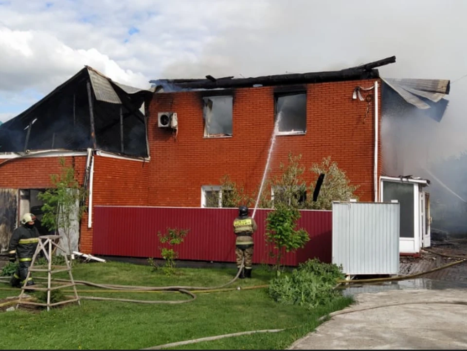 Пожарные подали несколько стволов на тушение и не допустили распространение огня на другие дома.