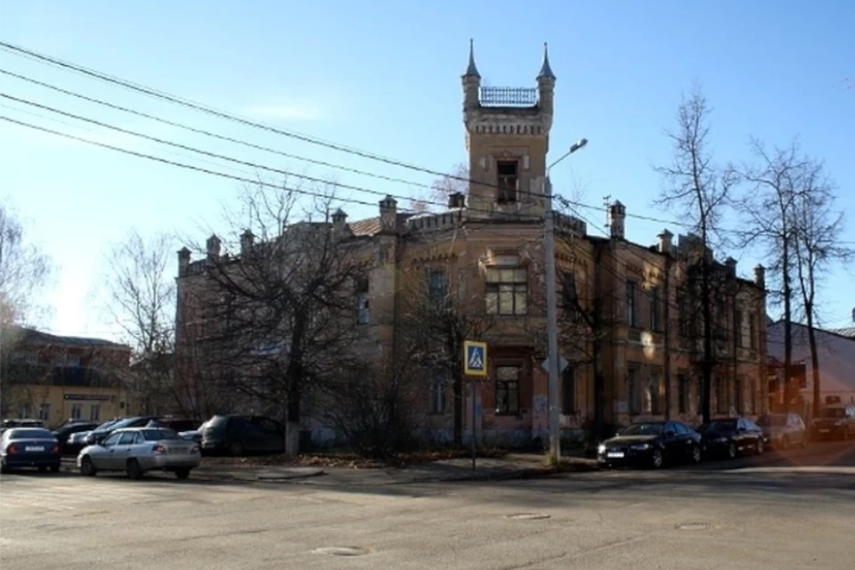 Тверское "Ласточкино гнездо", что на перекрёстке улиц Крылова и Салтыкова-Щедрина, очень любимо горожанами.