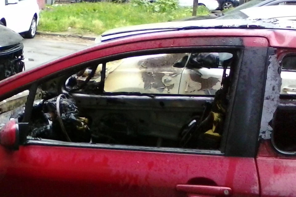 Подростки сожгли застрявшую в грязи машину