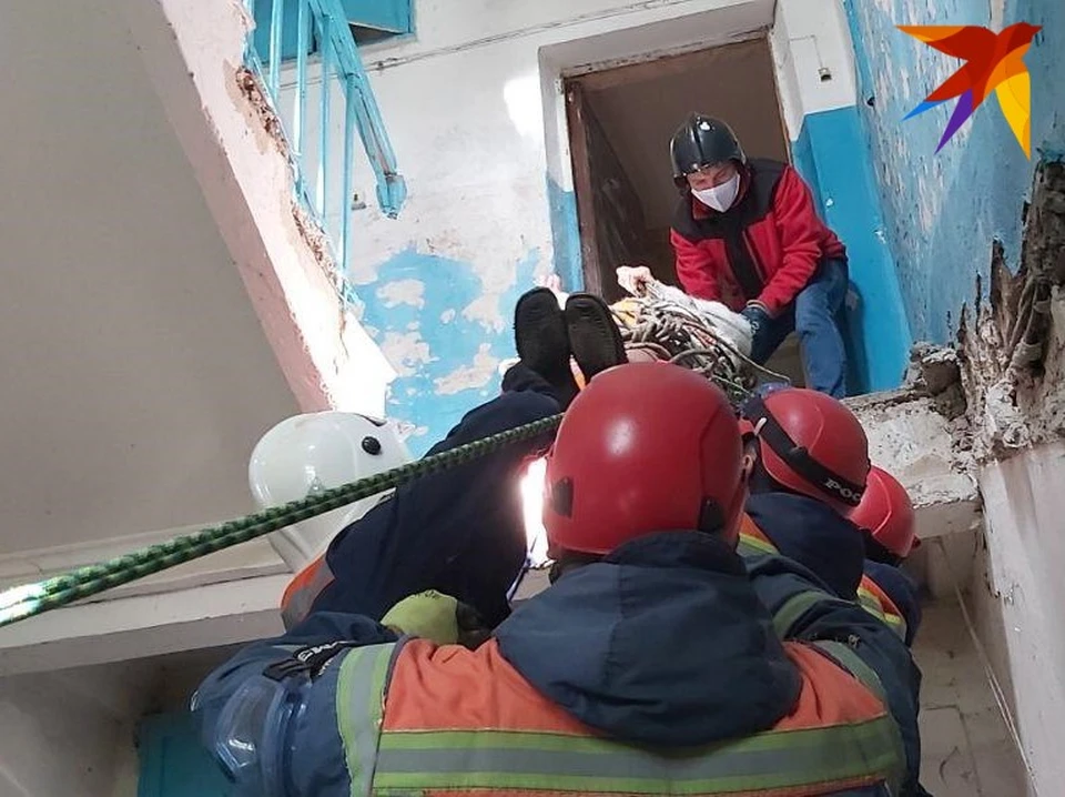 Спасатели эвакуировали пострадавшую женщину и остальных жильцов. Фото Саратовской областной службы спасения