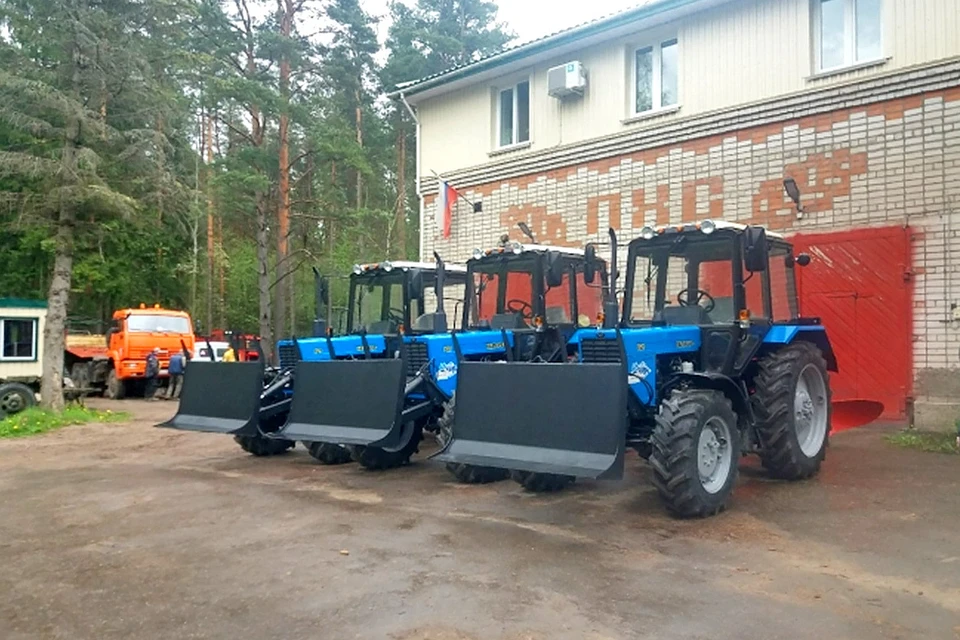 Так выглядят новые лесопожарные тракторы, поступившие в Псковскую область.
