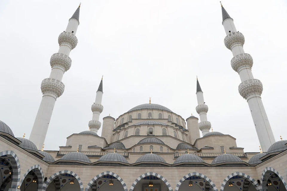 Мусульмане отмечают Орозо айт в кругу семьи - в этом году массовые собрания в мечетях и на площадях отменили из-за коронавируса.