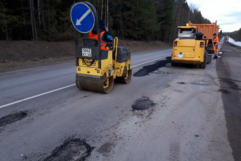 Сейчас подрядчик ведет работы по устранению дефектов дорожного покрытия. Фото: kirovreg.ru
