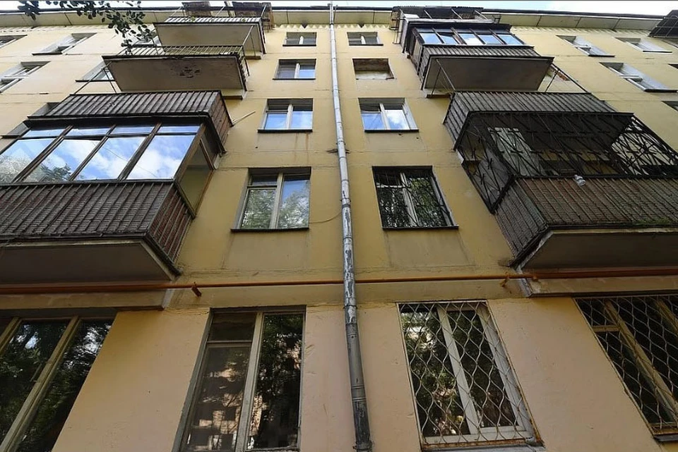 «Девушка не отвечала ему взаимностью»: В Лыскове 19-летний парень выпал из окна пятого этажа.