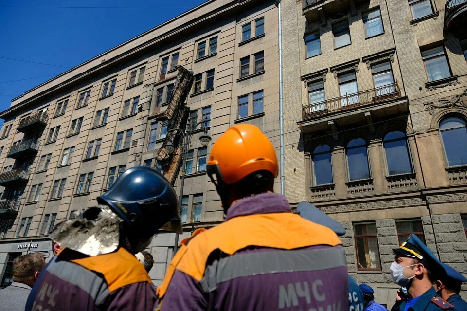 Прокуратура начала проверку после обрушения балконов на Кирочной улице.