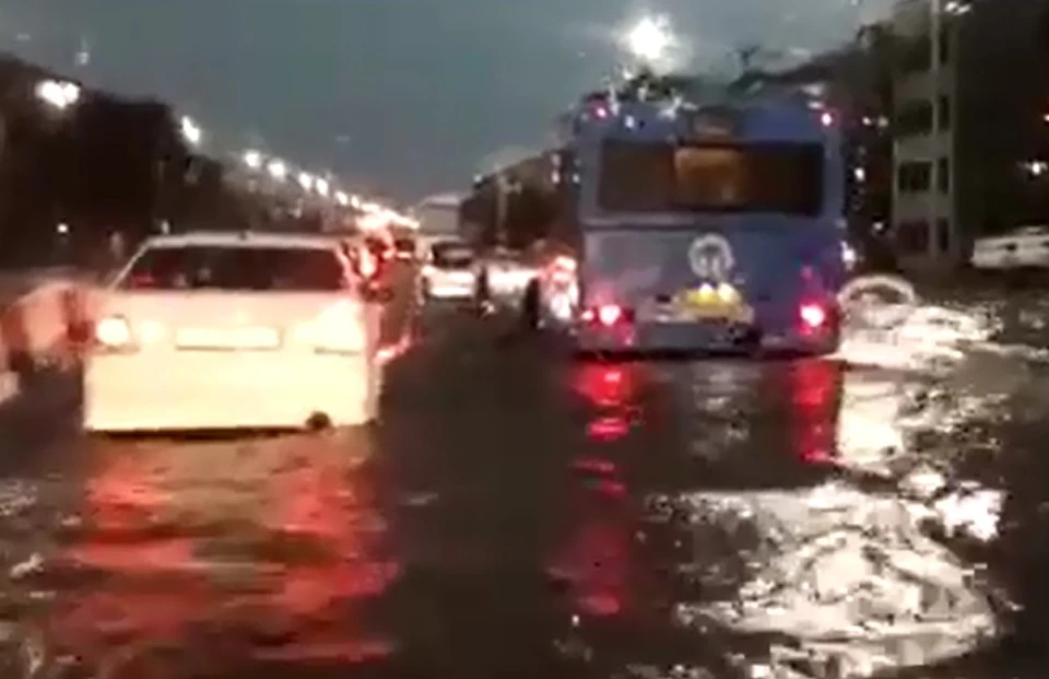 После ливня в Красноярске затопило улицу Партизана Железняка.