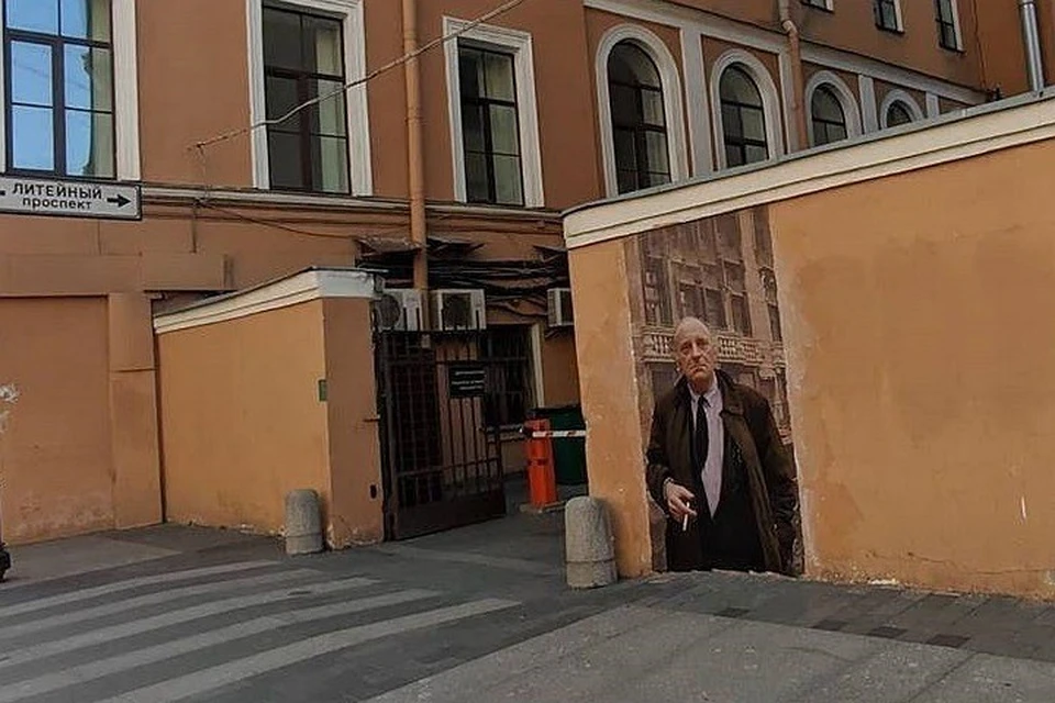 Портрет Бродского смотрел на свой дом меньше суток. Фото: instagram.com/urbanfresco