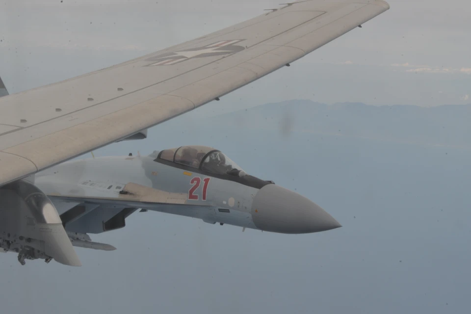 Российские Су-35 сопроводили американский патрульный самолет над Средиземным морем. Фото: Photo by U.S. 6th Fleet