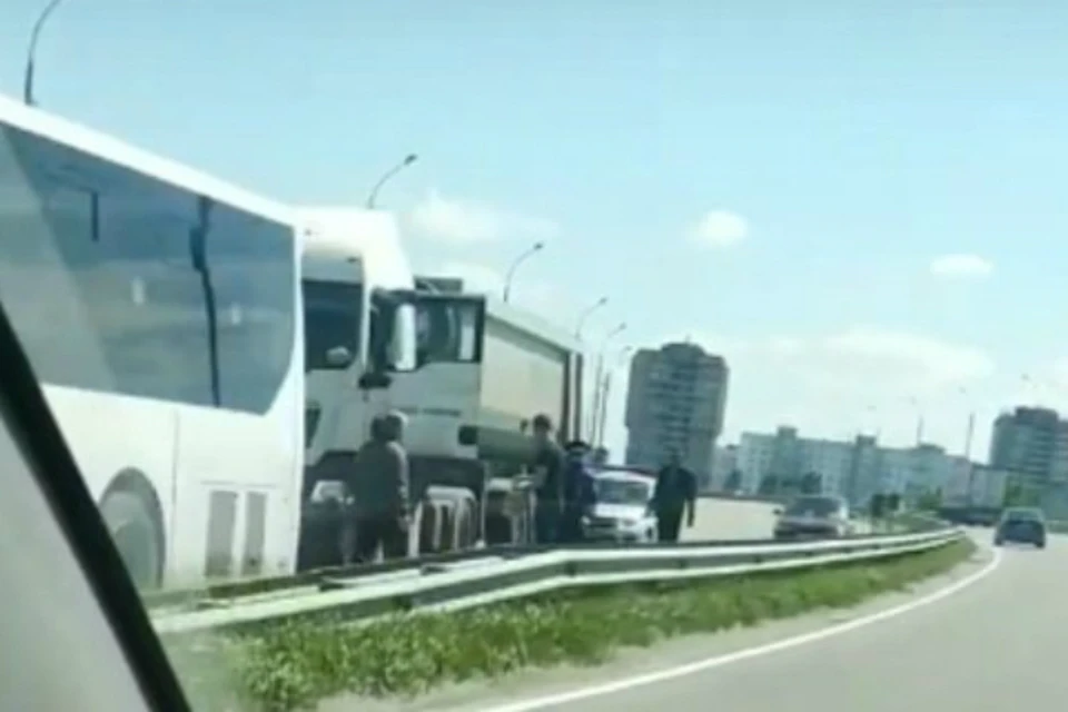 В Ростовской области грузовик протаранил пассажирский автобус. Фото: соцсети