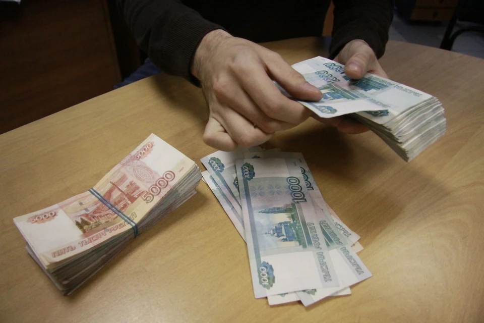Директор забирала деньги у сотрудников два года.