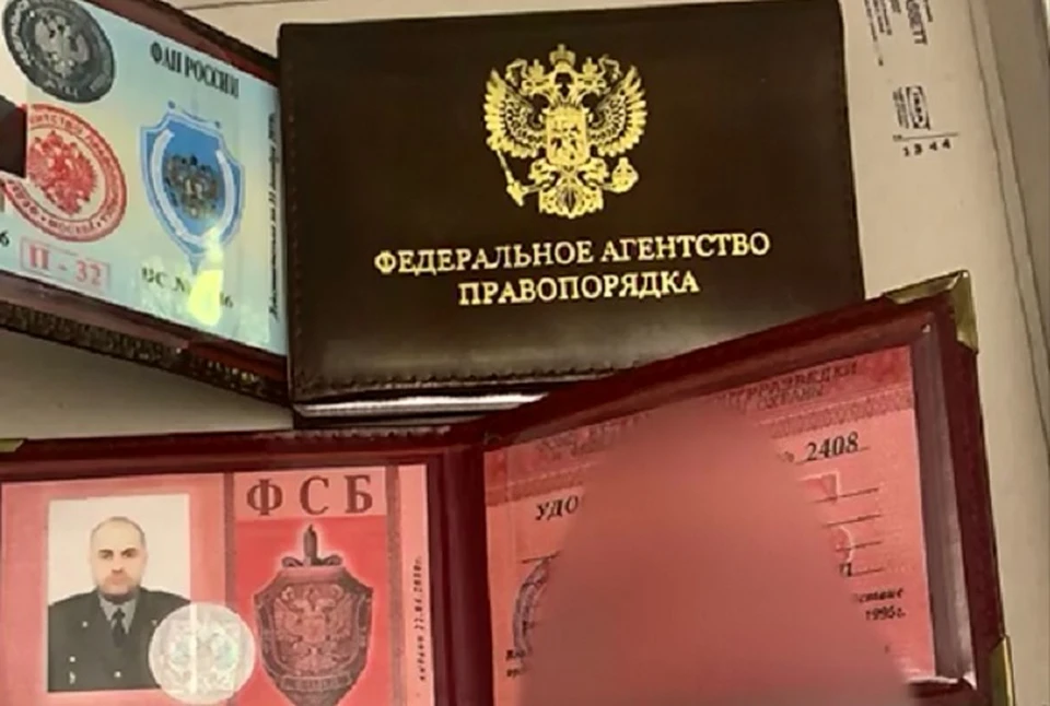 Подозреваемые назвали удостоверения сувенирными Фото: ГУ МВД по СПб и ЛО