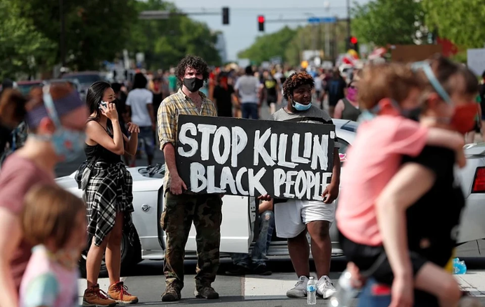 Арестовали полицейского, причастного к гибели афроамериканца в США